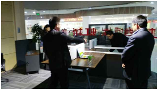 鄒總店內(nèi)進(jìn)行布局指導(dǎo)
