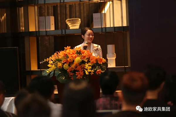 迪歐集團副總裁兼采購總監(jiān)黃雅悠女士致辭并介紹迪歐品牌