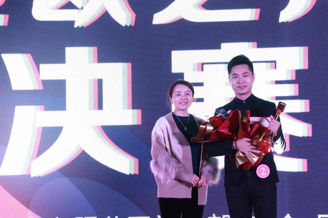 黃雅悠副總裁為季軍選手頒獎并合影