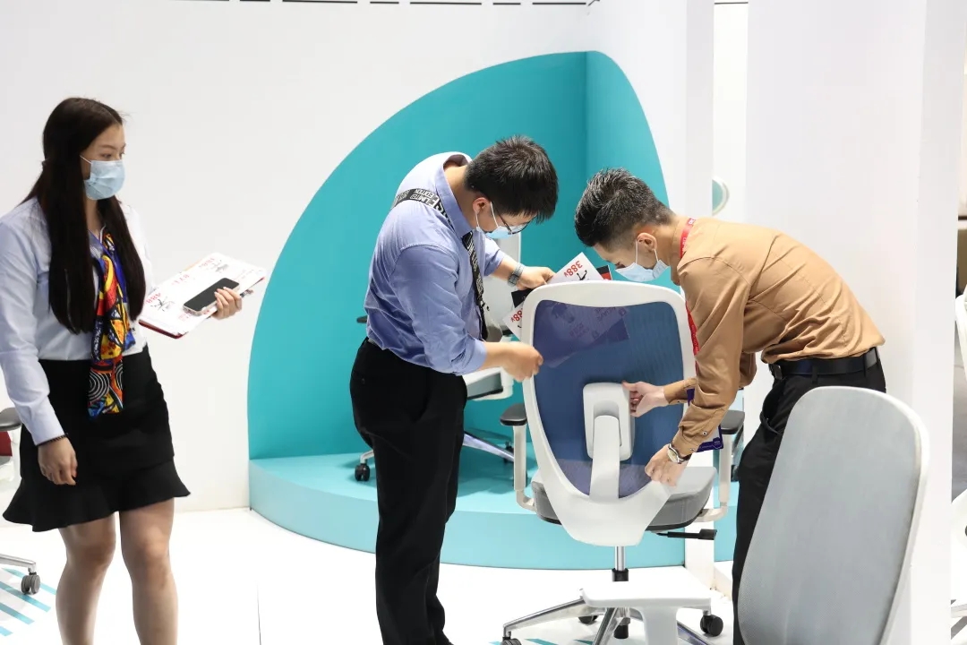 科琦品牌展位，工作人員正為客商展示產(chǎn)品性能