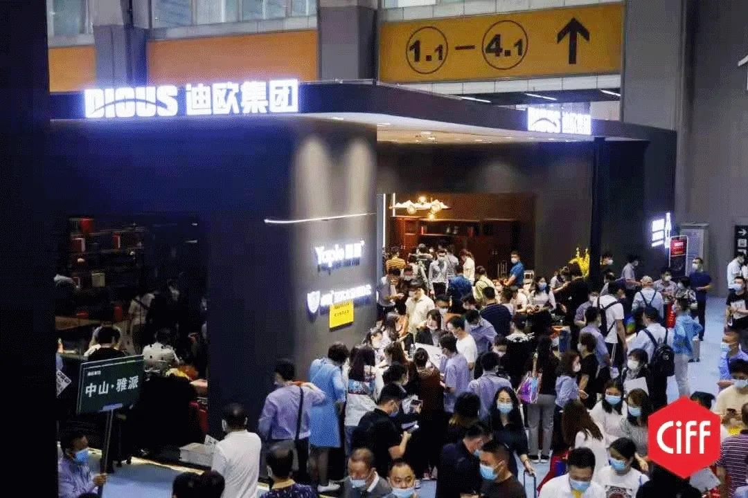 迪歐集團(tuán)展位前，正在排隊(duì)簽單的客商