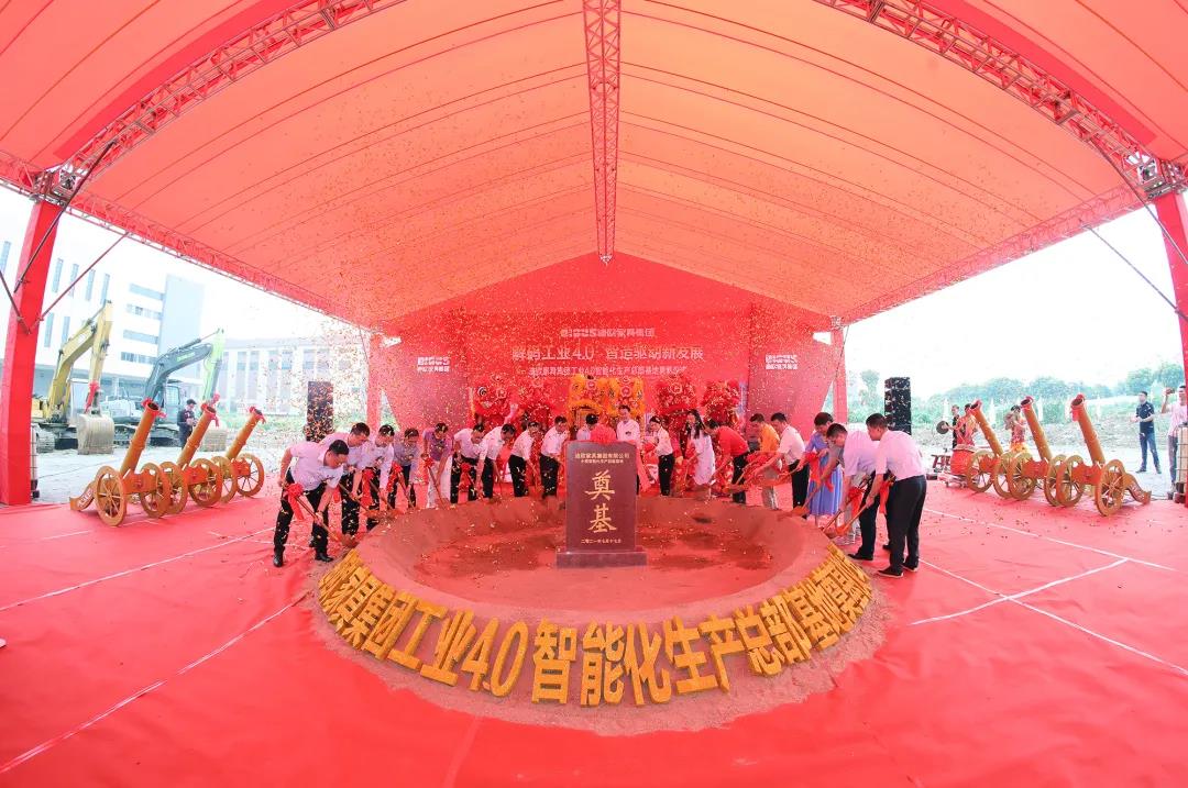 出席奠基儀式的領(lǐng)導(dǎo)、嘉賓共同為項(xiàng)目奠基培土