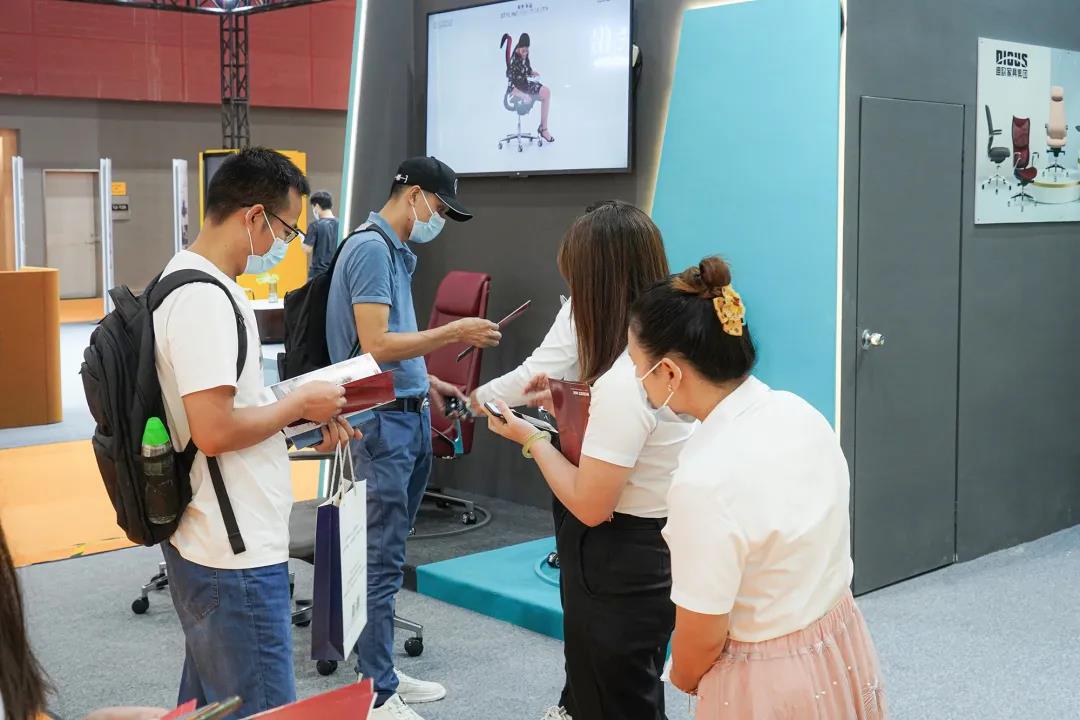 圖丨展位現(xiàn)場，目之所及皆是前來咨詢的客商，人氣指數(shù)爆棚